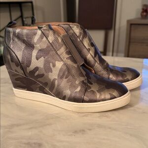 Linea paolo Camouflage Wedge Ankle Boots Size 8.5